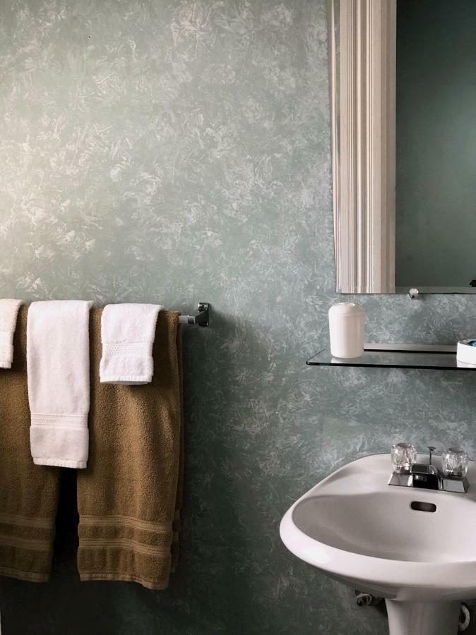 Mahogany Manor Bed & Breakfast Сент-Джон Екстер'єр фото