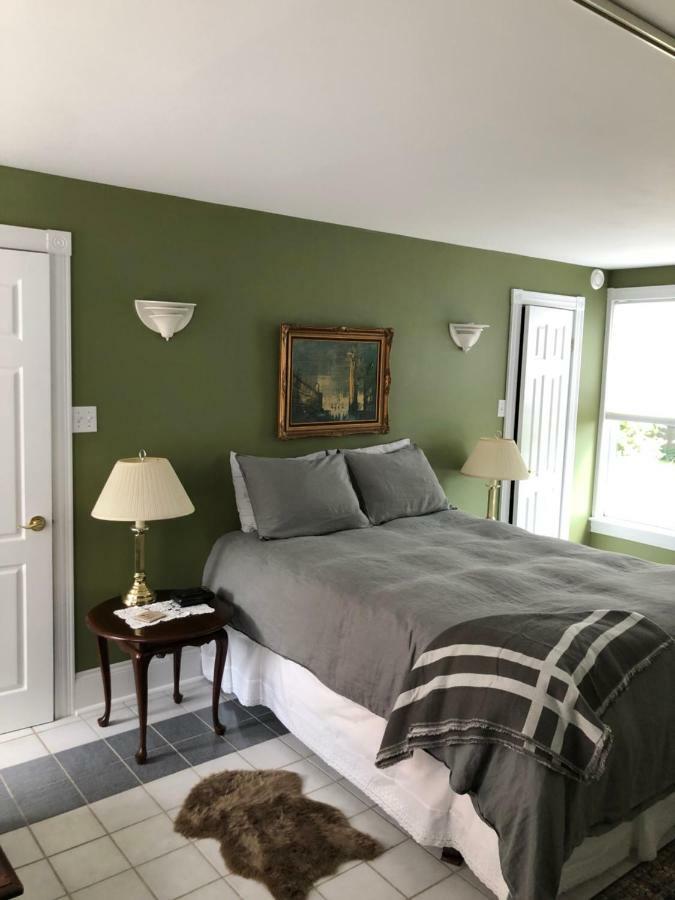 Mahogany Manor Bed & Breakfast Сент-Джон Екстер'єр фото